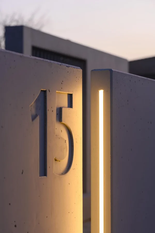 totem_15.webp Mur ogrodzeniowy z betonu architektonicznego LAMPA LED