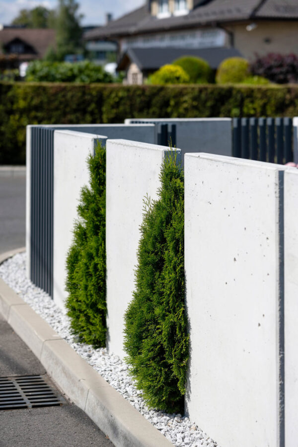 mur_realizacja_dom_11 Mur ogrodzeniowy z betonu architektonicznego (100 cm szerokości)